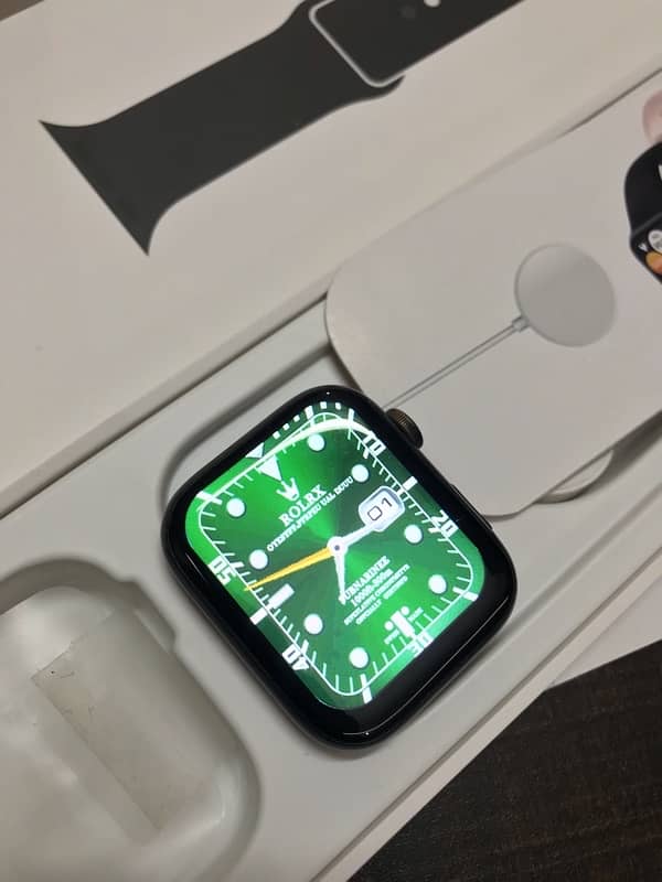 Apple logo Series 7 smartwatch 4