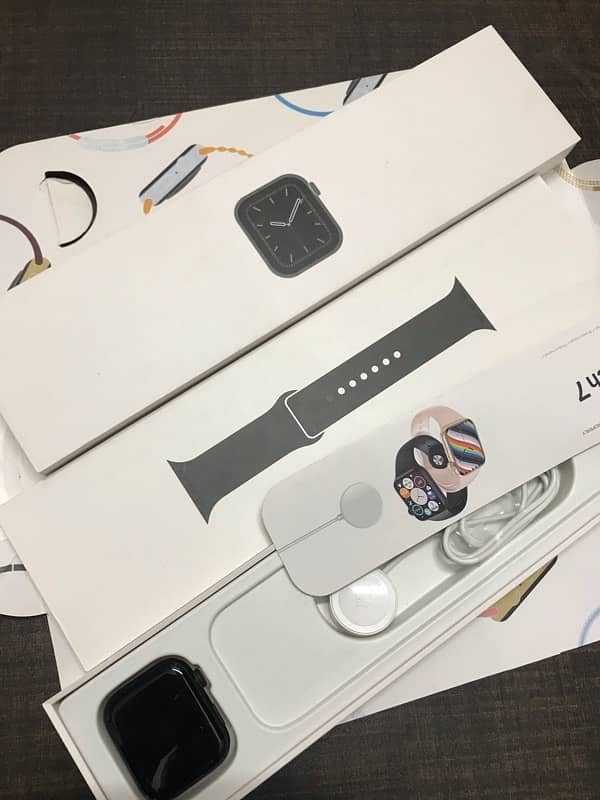 Apple logo Series 7 smartwatch 6