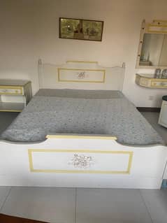 Queen bed set by talent and taste