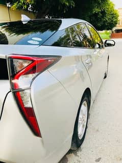 Toyota Prius 2017 model 2020 import 1 onwer silver colour for sale