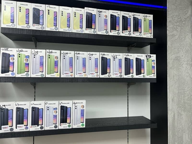 IPHONES STOCK AVAILABLE 8