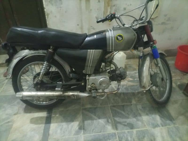 I have motorcycle 13 model Whatsapp number 0/ 3/17/97/410/60 1