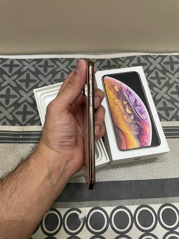 iPhone xs and xr 64GB factory unlocked sealed with box 2