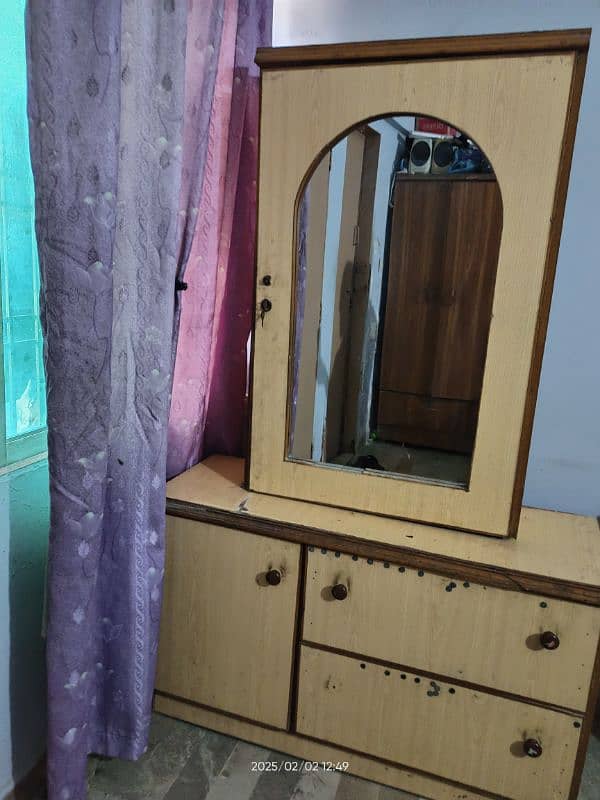 good condition dressing table 3