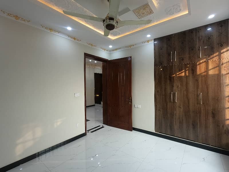 Spacious Prime Location 5 Marla House Available For Sale In Central Park - Block A 13