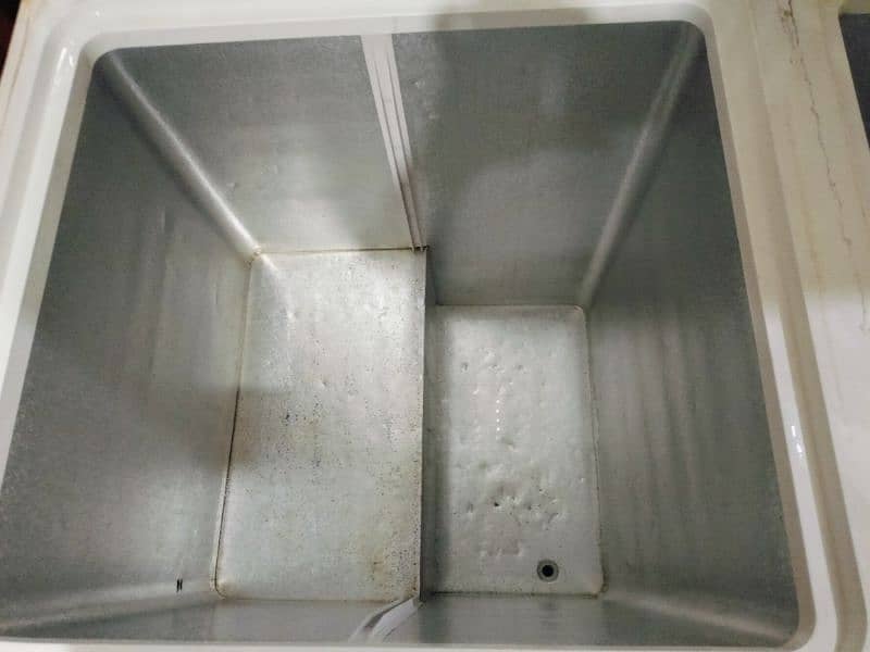 waves freezer in good condition inside outer 5/10 1