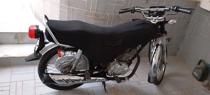 Honda CG 125 for sale 03*25*99*30*677. contact my. WhatsApp on 1