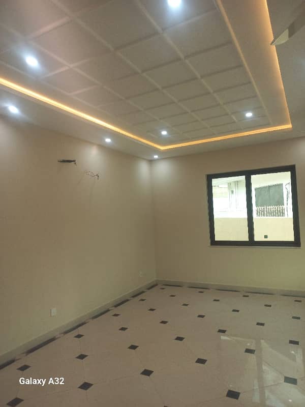 Ground portion + basement for rent 18