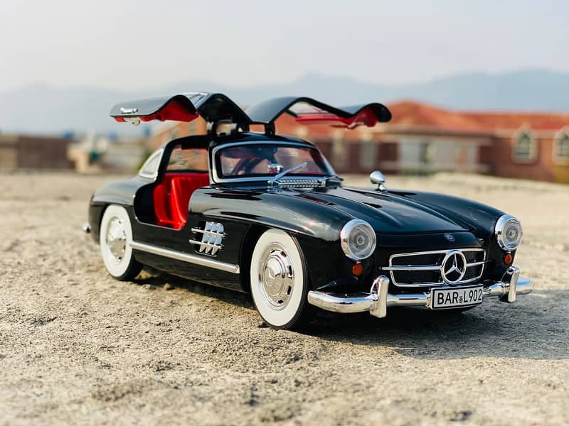 Luxury Mercedes SL-300 Diecast  1:24 Model Car 2