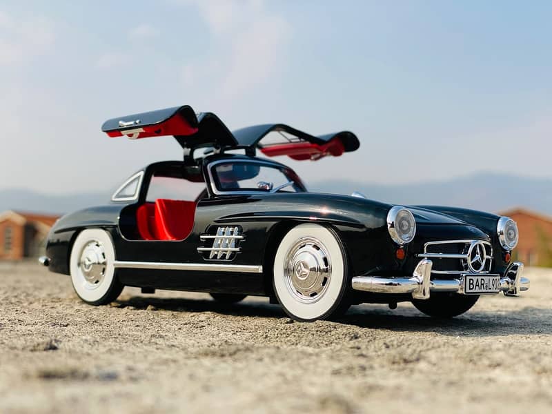 Luxury Mercedes SL-300 Diecast  1:24 Model Car 3