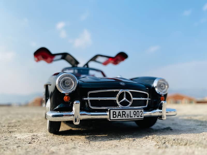 Luxury Mercedes SL-300 Diecast  1:24 Model Car 5