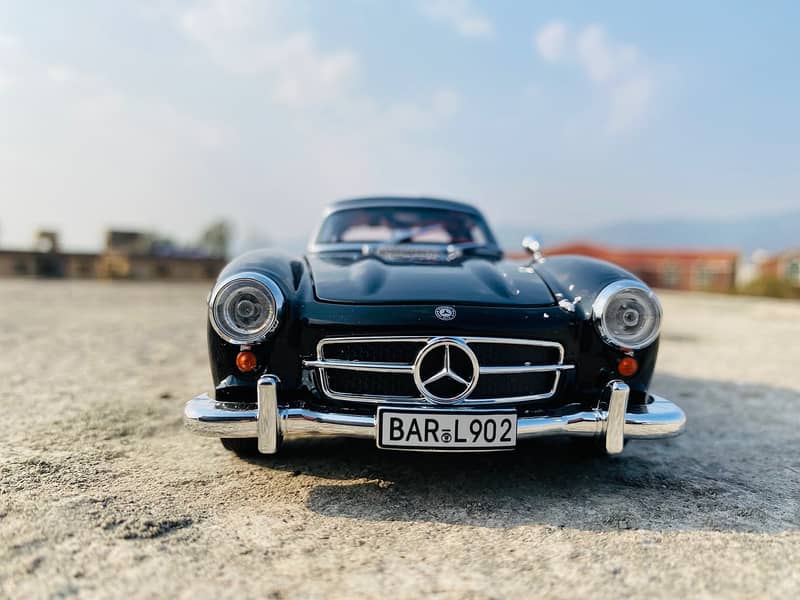 Luxury Mercedes SL-300 Diecast  1:24 Model Car 6