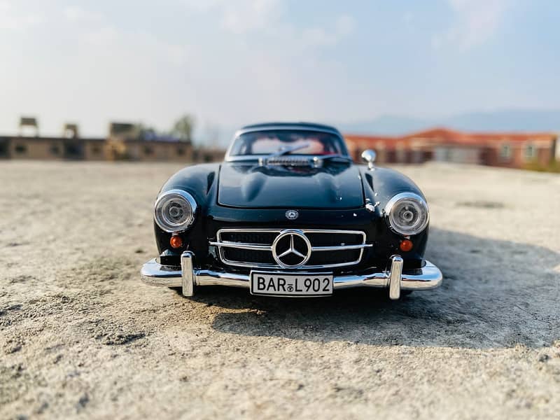 Luxury Mercedes SL-300 Diecast  1:24 Model Car 8