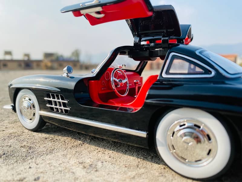 Luxury Mercedes SL-300 Diecast  1:24 Model Car 9