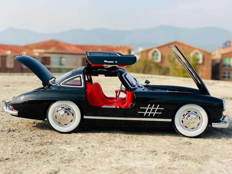 Luxury Mercedes SL-300 Diecast  1:24 Model Car 12