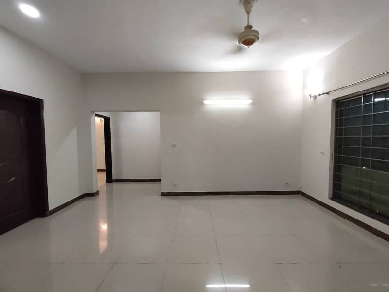 Cheapest 10 Marla 3 Bed Flat On Superb Location Is Available For Sale In Askari-11, Lahore 4