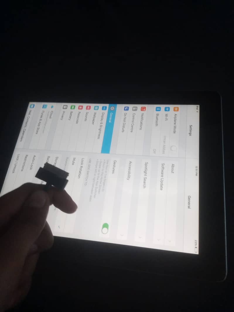 Ipad 2nd generation 16GB ID locked TAB (left corner little bit Broken) 1