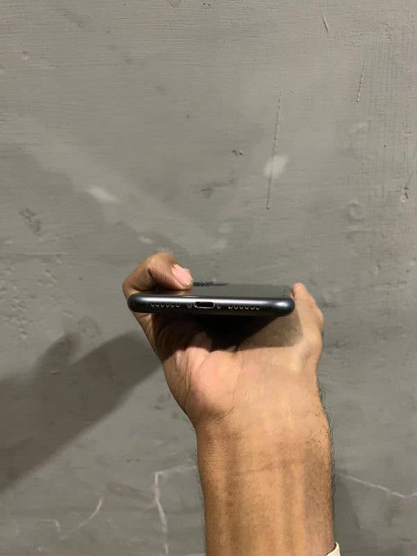 IPHONE 11 BLACK COLOUR 2