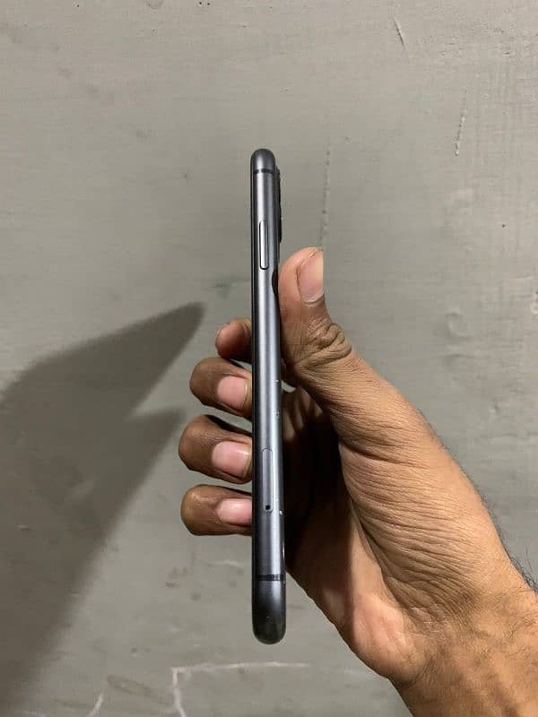 IPHONE 11 BLACK COLOUR 3