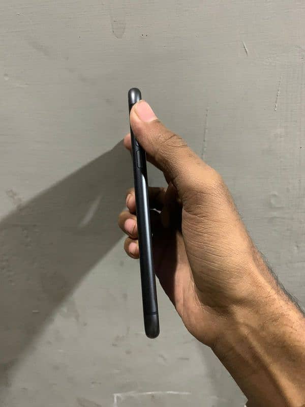 IPHONE 11 BLACK COLOUR 4