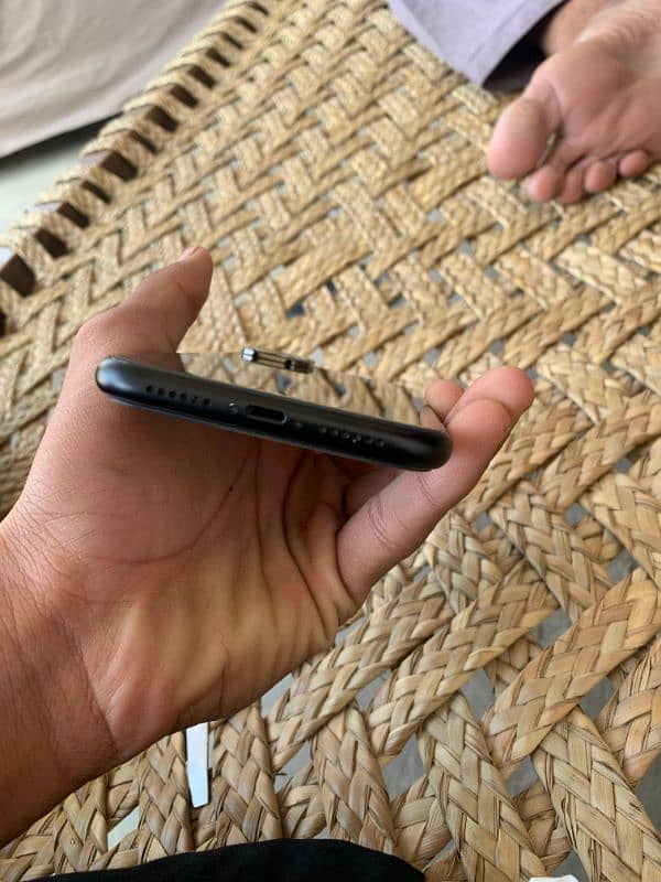 iphone xr jv 64 gb lush condition 3