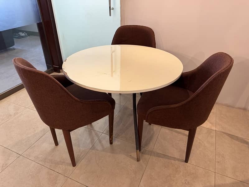 Round Table with 3 Chairs Set 0