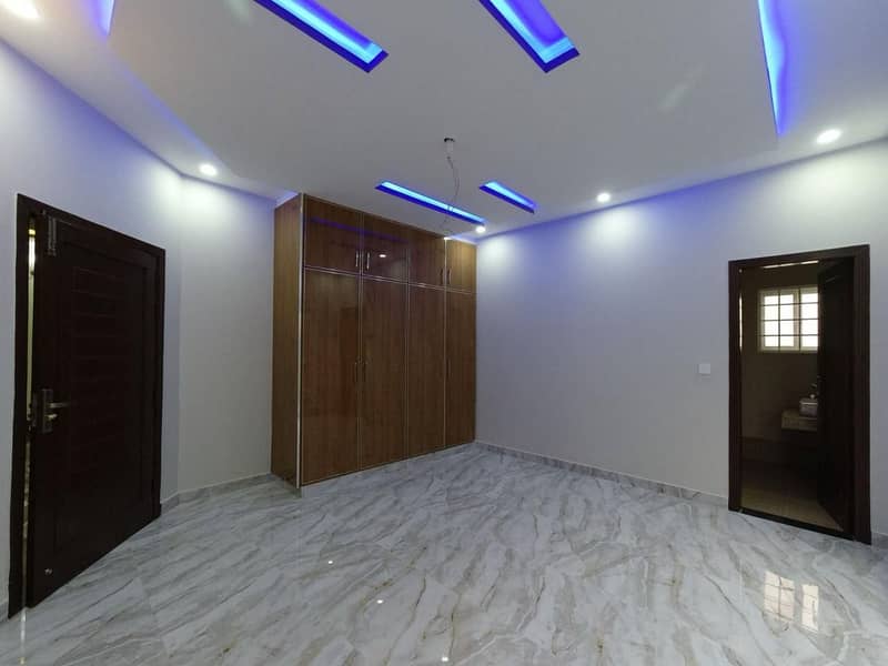 10 Marla House for Rent in Bahria Town, Prime Location! 5