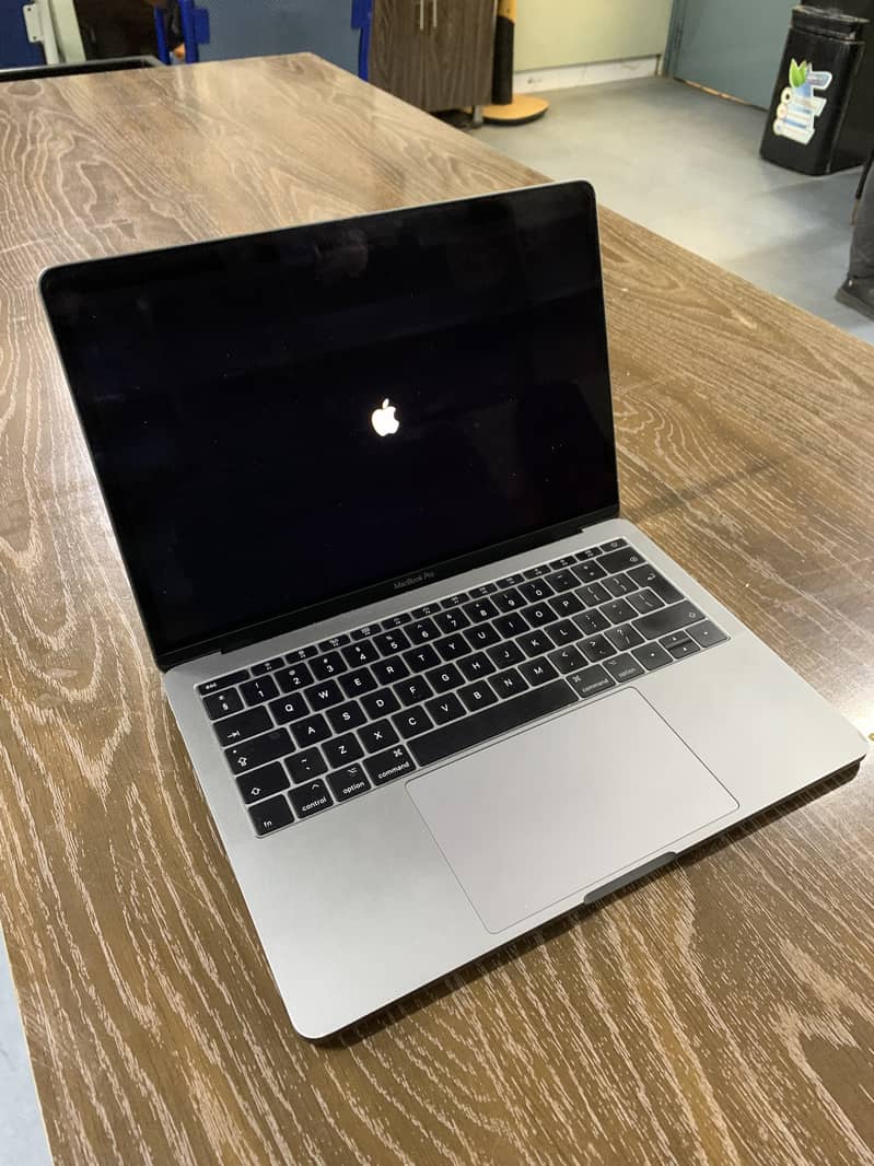 MacBook Pro 2017 (13-inch) – Core i5, 8GB RAM, 256GB SSD – Excellent 3