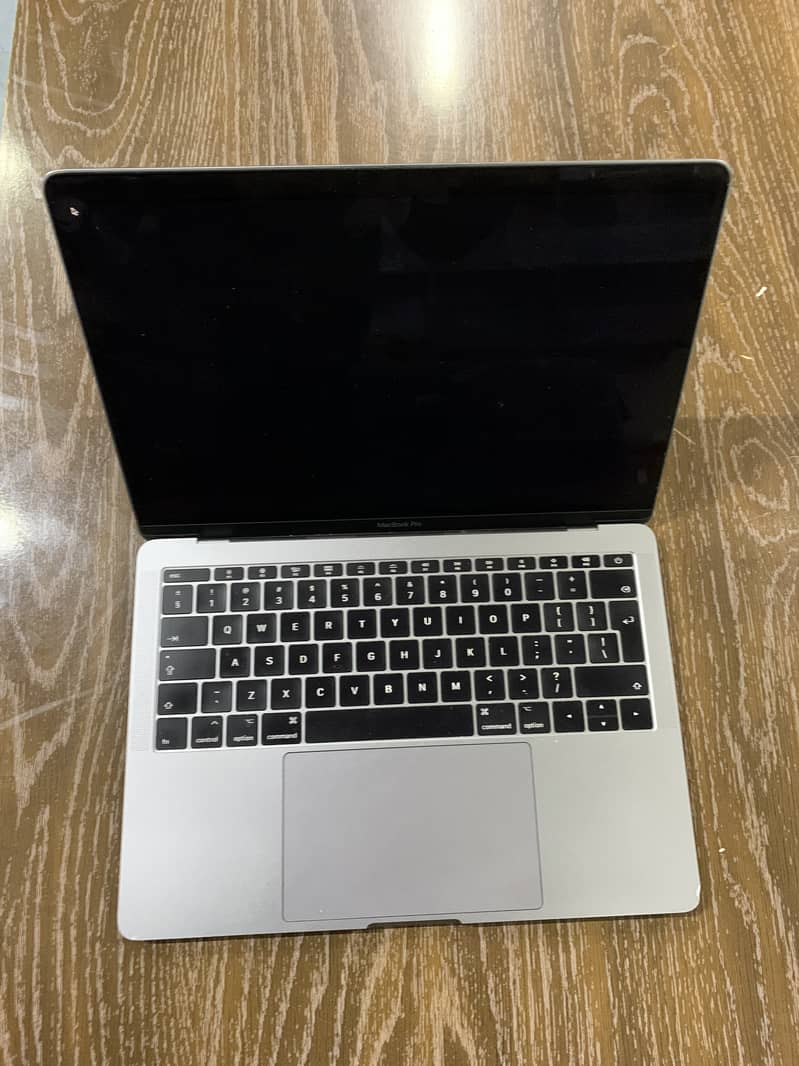 MacBook Pro 2017 (13-inch) – Core i5, 8GB RAM, 256GB SSD – Excellent 5