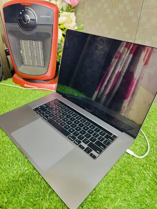 MacBook pro 2019, 16 inch, i7 9th gen, touchbar, 16/512, 359 cycles 4