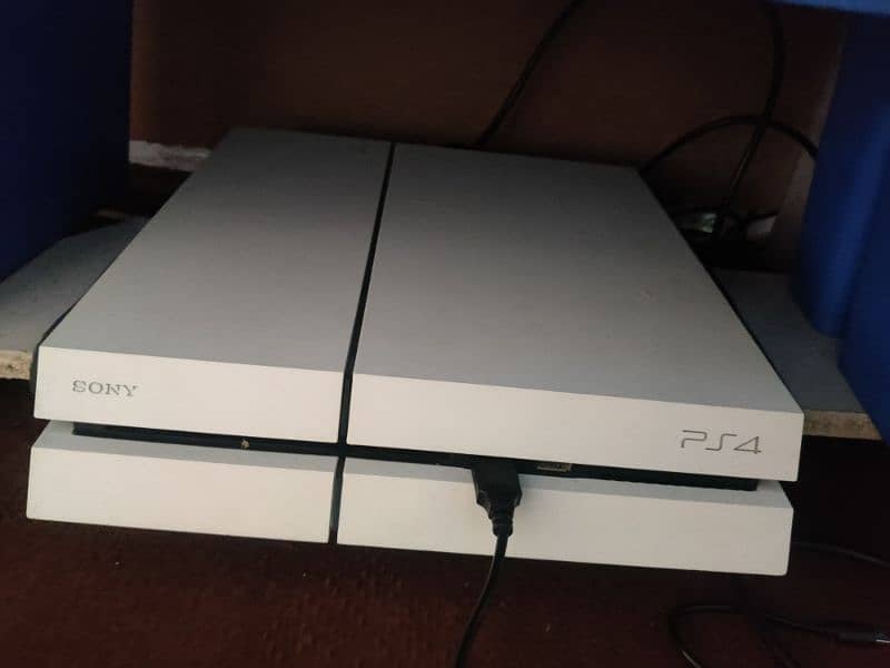 PS4 FLAT - 1 TB ( 10 / 10 CONDITION ) Jailbreak 4