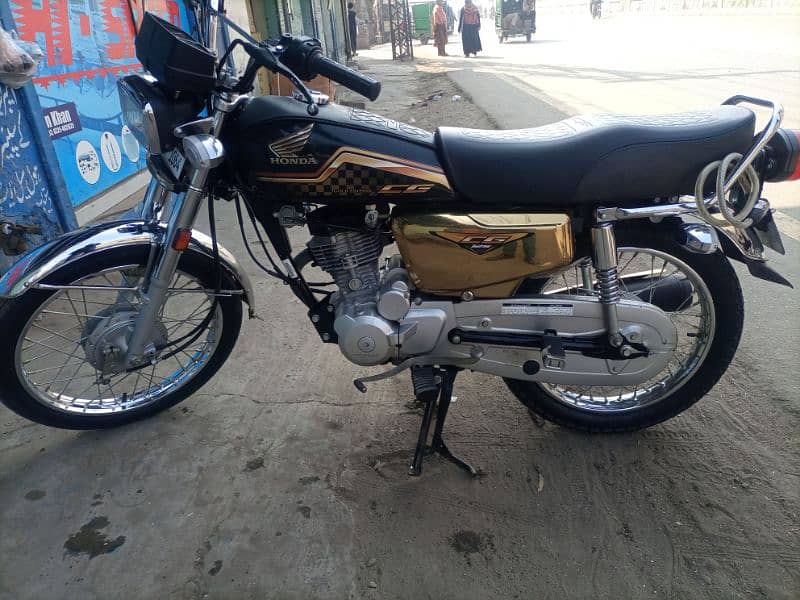 Honda 125 special addition gold 3