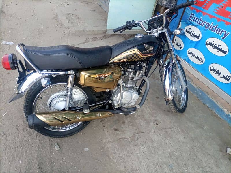 Honda 125 special addition gold 4