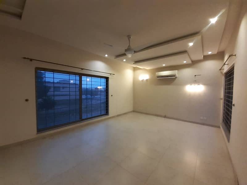 One Kanal House For Rent 8