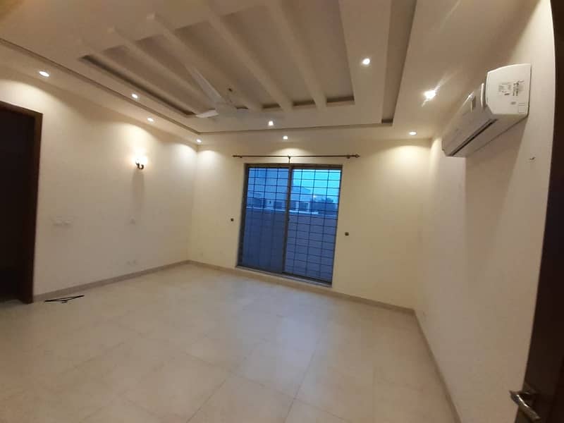 One Kanal House For Rent 27