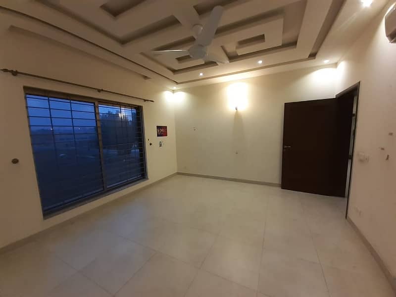 One Kanal House For Rent 31