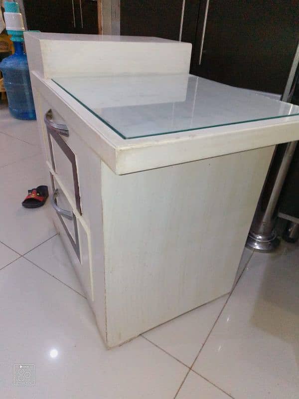 side table in good condition. 1