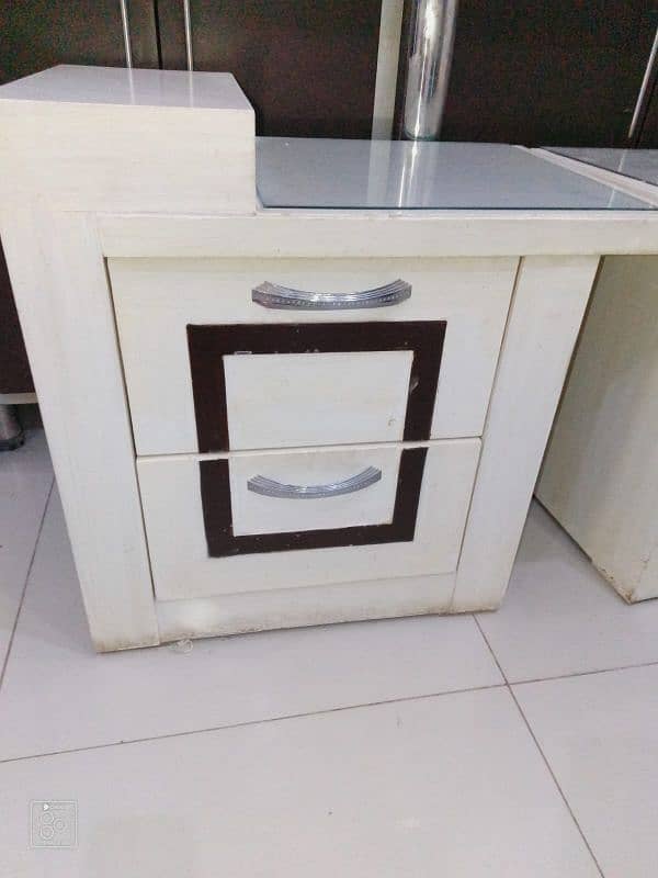 side table in good condition. 2