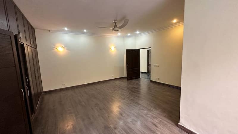 1 Kanal Commercial House For Rent 3