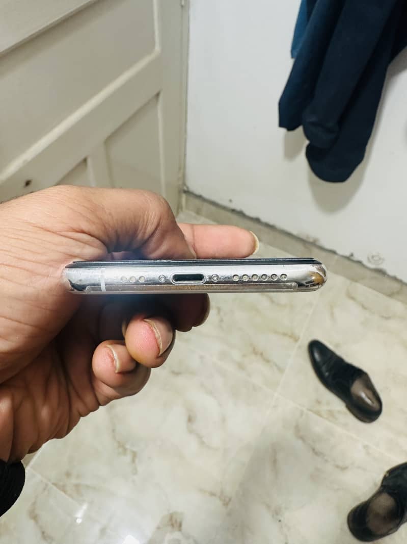 Apple iPhone XS 4