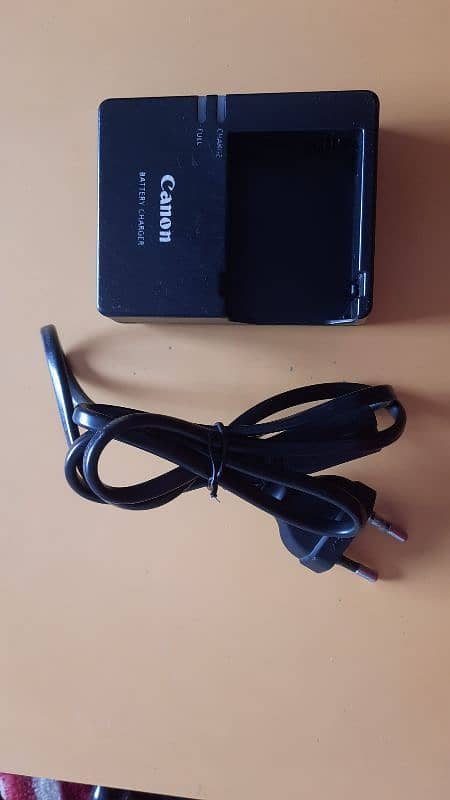 Canon Original Battery Charger LC-E8E with Wire . . 0