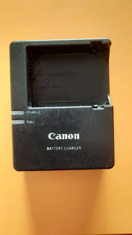 Canon Original Battery Charger LC-E8E with Wire . . 1