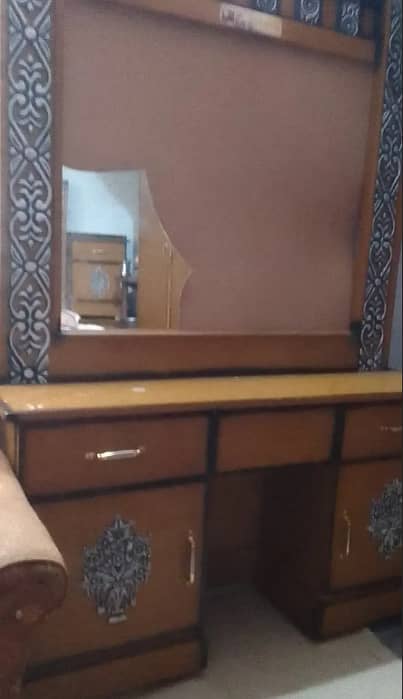 Showcase and Dressing Table For Sale 2