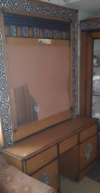 Showcase and Dressing Table For Sale 3