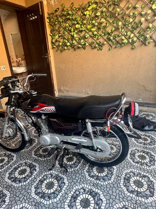 honda 125cc black colour non accidental all ok and scratched less 2