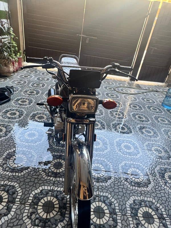 honda 125cc black colour non accidental all ok and scratched less 4