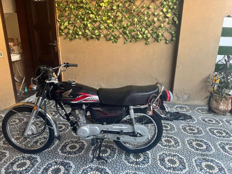 honda 125cc black colour non accidental all ok and scratched less 10