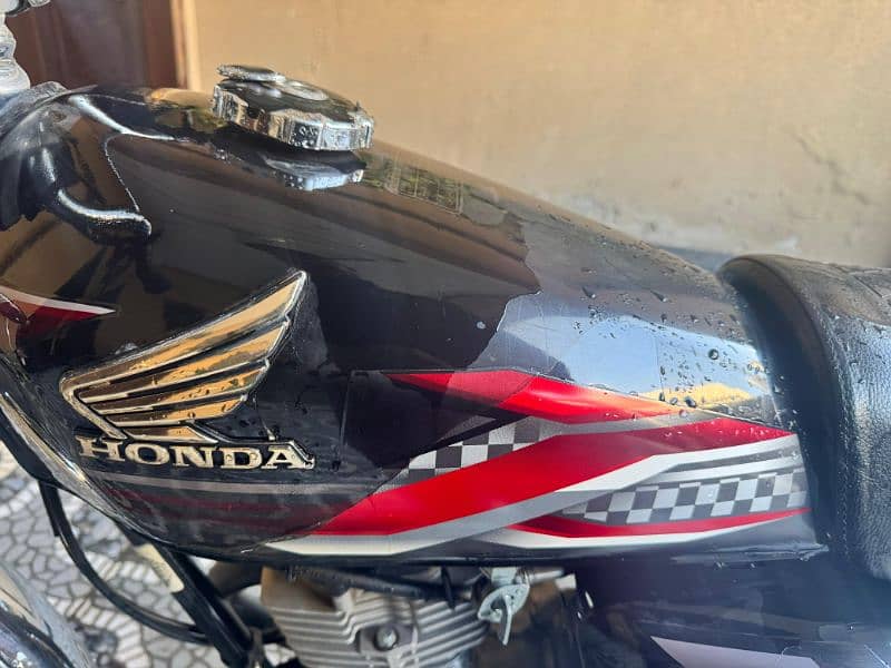 honda 125cc black colour non accidental all ok and scratched less 13