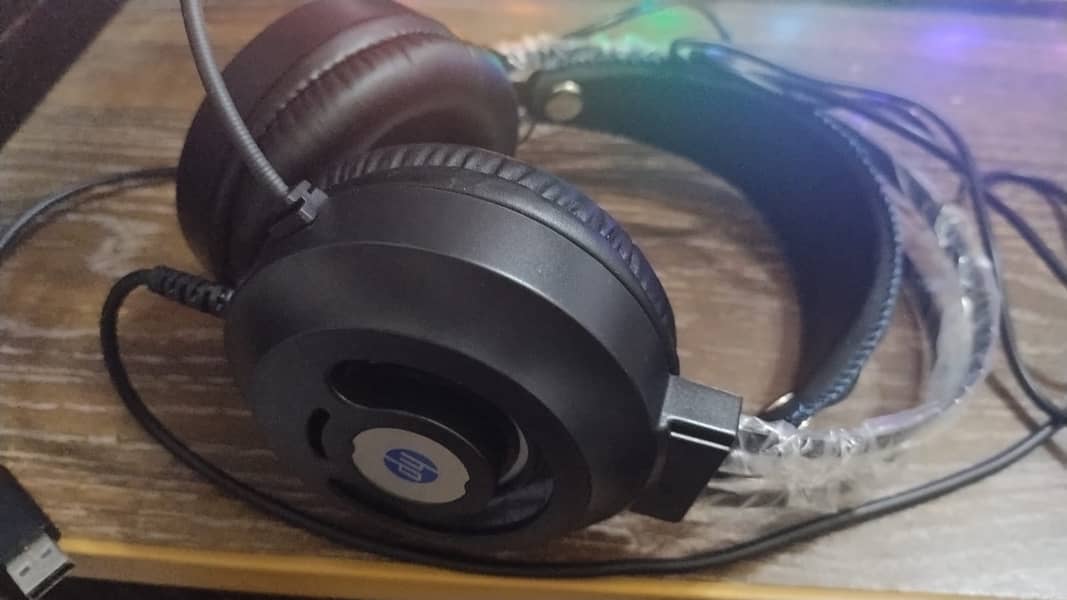 HP100 Headphones Almost New 1