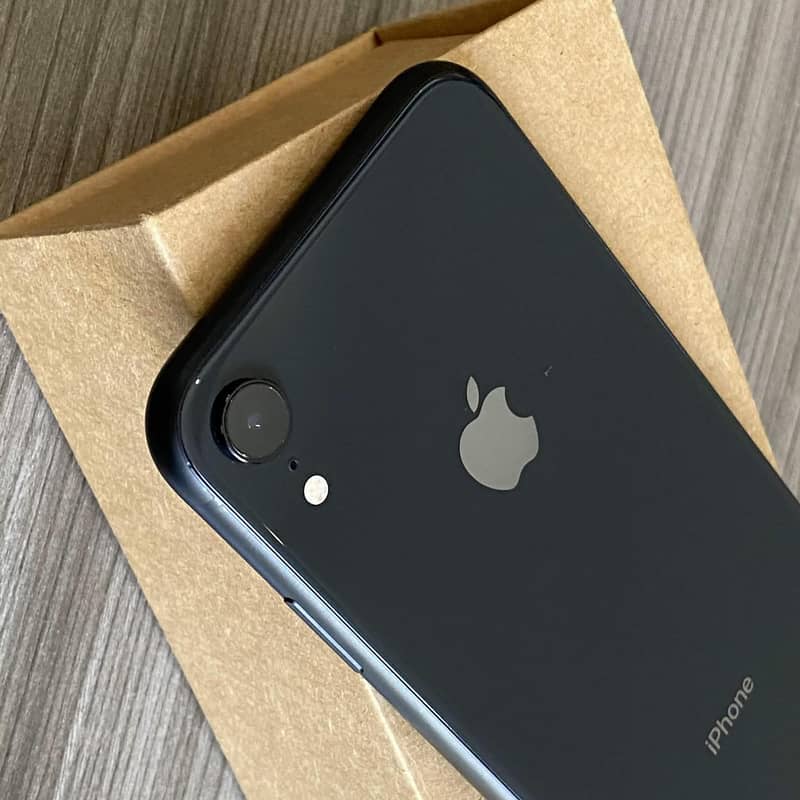 Apple iPhone XR 64gb 86% health 3